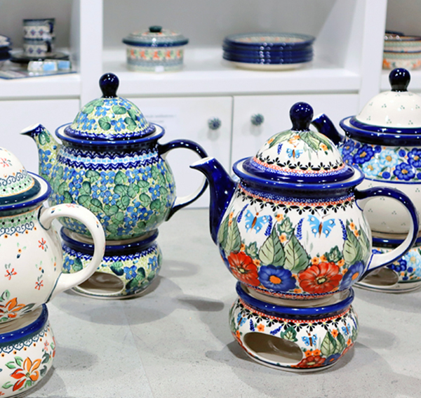 Ceramiczny czajnik w kwiaty z podgrzewaczem wykonany z Ceramiki Bolesławiec