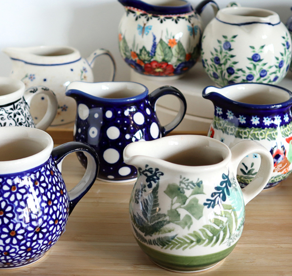 ceramiczny mlecznik, dzbanek na mleko w różne wzory, kropki, kwiaty, jagody wykonany z ceramiki bolesławiec